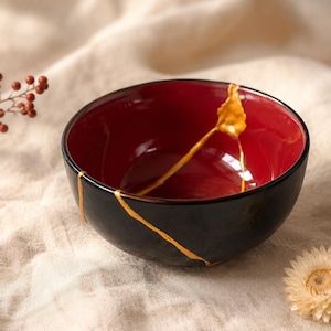 Ciotola in ceramica Kintsugi nera e rossa, ciotola in ceramica giapponese Wabi Sabi, ciotola decorativa in stile Gold Repair, regalo per la casa ispirato all'artigianato