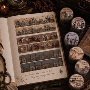 Puede incluir: Una colección de cintas adhesivas decorativas etiquetadas como Medieval Travel, con ilustraciones de castillos, caballeros a caballo y puertas de hierro. Las cintas se muestran en una página de cuaderno abierta con el texto Not all those who wander are lost.