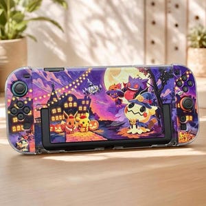 Peut inclure: Une console de jeu portable équipée d'une coque de protection avec un motif coloré sur le thème d'Halloween. Le design représente un manoir hanté, une pleine lune et divers personnages dont Pikachu, Eevee, Gengar et Mimikyu costumés.