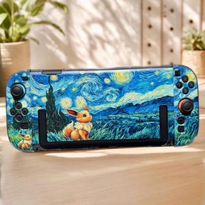 Può includere: Una console portatile dotata di una pellicola protettiva con un cielo notturno blu e giallo a vortice. Il design raffigura una piccola creatura marrone con grandi orecchie e una coda folta, immersa in un paesaggio di colline e alberi.
