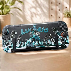 Puede incluir: Una consola de juegos portátil con una funda personalizada que presenta un gráfico del personaje Lucario en azul y negro, el texto "LUCARIO" en azul y un patrón de tablero de ajedrez en blanco y negro con varias piezas de ajedrez en la parte frontal.