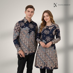Puede incluir: Una camisa de manga larga con botones y una túnica de manga larga con un patrón estilo batik en azul oscuro, azul claro y beige con motivos florales y geométricos. Las prendas tienen cuello y se muestran con el texto NFATELIERSHOP.
