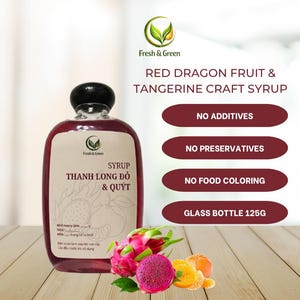 Puede incluir: Una botella de vidrio de jarabe artesanal de pitahaya roja y mandarina con tapa negra. La etiqueta muestra Fresh & Green, Red Dragon Fruit & Tangerine Craft Syrup, sin aditivos, conservantes ni colorantes alimentarios, 125g.