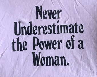 ¡Nunca subestimes el poder de una mujer! por King George ll Studios