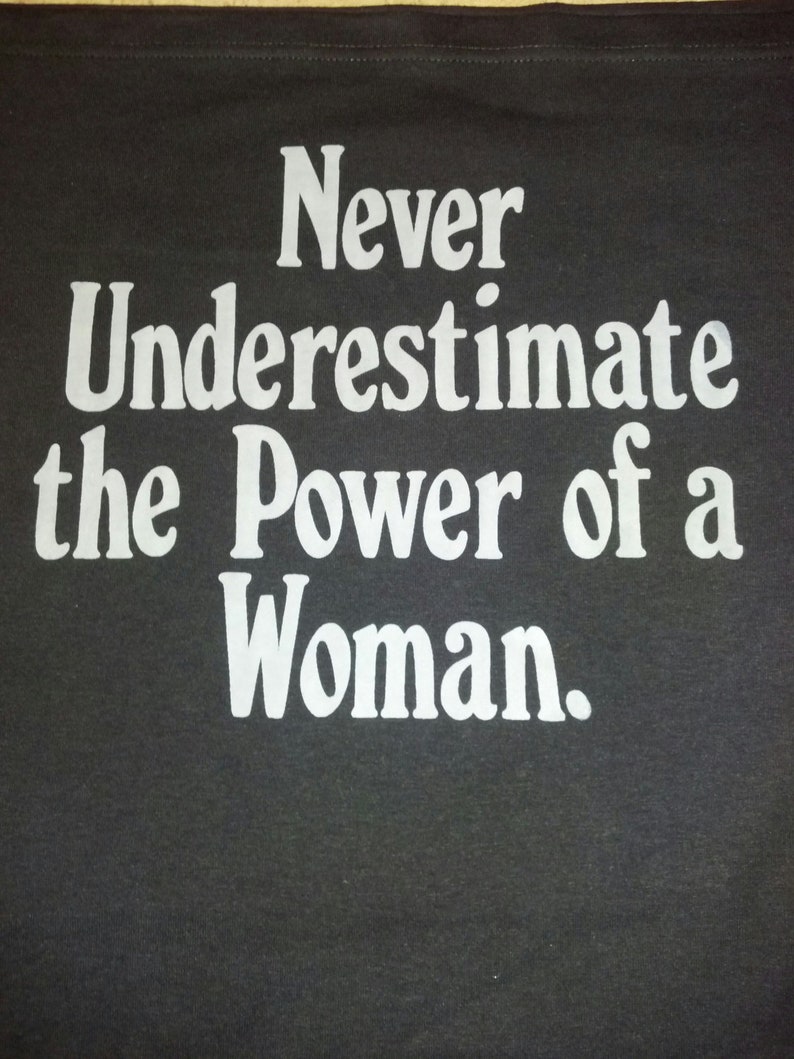 ¡Nunca subestimes el poder de una mujer! por King George ll Studios imagen 1