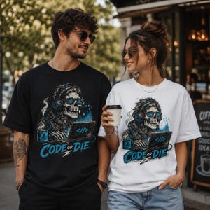 Könnte beinhalten: Ein schwarzes T-Shirt und ein weißes T-Shirt, beide mit einem Grafikdruck eines Skeletts, das Kopfhörer und eine Brille trägt und an einem Laptop arbeitet. Das Design enthält eine Kaffeetasse und den blauen Schriftzug "CODE OR DIE".