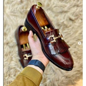 手作りのメンズブラウンレザーローファー、フリンジキルティスリッポン、ゴールドバックルドレスシューズ、高級イタリアンスタイルウェディングローファー、新郎へのギフト
