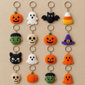 Puede incluir: Una colección de dieciséis llaveros de Halloween tejidos a ganchillo dispuestos en cuatro filas. Los diseños incluyen calabazas naranjas, fantasmas blancos y naranjas, un murciélago negro, maíz dulce, un monstruo de Frankenstein verde, una calavera, un sombrero de bruja morado y un gato negro.