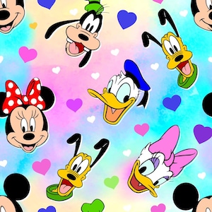 Op de afbeelding: Een herhalend patroon met de gezichten van Mickey Mouse, Minnie Mouse, Donald Duck, Daisy Duck, Goofy en Pluto. De figuren staan tegen een zachte, aquarelachtige achtergrond in tinten blauw, roze en geel, versierd met kleine hartjes.