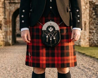 Zwarte leren kiltsporran met Keltisch distelembleem en 3 kettingkwastjes, een perfect accessoire voor een Schotse bruiloft.