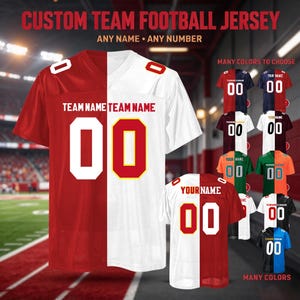 Op de afbeelding: Een gepersonaliseerd voetbalshirt met een tweekleurig rood en wit ontwerp, voorzien van de tekst TEAM NAME en het nummer 00. Het shirt heeft korte mouwen en een V-hals. Aan de rechterkant zijn extra kleurvarianten weergegeven.