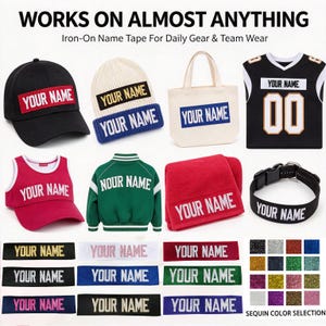 Puede incluir: Cintas termoadhesivas con el texto YOUR NAME en varios colores y acabados brillantes. La imagen muestra estas etiquetas aplicadas en una gorra de béisbol, un gorro de punto, un bolso de tela, una camiseta deportiva, una visera, una chaqueta, una toalla y un collar.