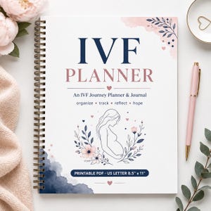 Op de afbeelding: Een spiraalgebonden IVF-planner met een witte kaft, donkerblauwe en roze bloemenillustraties, een lijntekening van een zwanger persoon en de tekst IVF PLANNER An IVF Journey Planner & Journal organize track reflect hope PRINTABLE PDF US LETTER 8.5" x 11".
