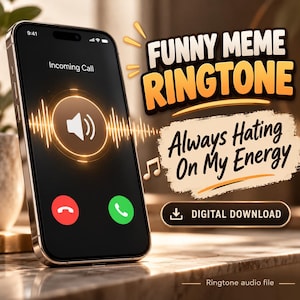Op de afbeelding: Een smartphone toont een inkomend oproepscherm met een geluidsgolfgrafiek. De tekst luidt: FUNNY MEME RINGTONE, Always Hating On My Energy en DIGITAL DOWNLOAD. Het scherm bevat een luidsprekerpictogram, een rode weigerknop en een groene acceptatieknop.
