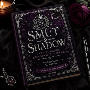 K&ouml;nnte beinhalten: Ein dunkelvioletter Hardcover-Leseplaner mit dem Titel Smut & Shadow Dark Romance Reading Planner, verziert mit silberner Folienpr&auml;gung, einem Kronenemblem und filigranen R&auml;ndern. Der Einband enth&auml;lt den Text Track the books that ruin you und Flagship Luxury Edition.