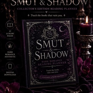 K&ouml;nnte beinhalten: Ein dunkelvioletter und schwarzer Hardcover-Leseplaner mit dem Titel Smut & Shadow Collector's Edition. Das Cover zeigt silberne, verzierte Filigranmuster, eine Krone, einen Halbmond und den Text: Track the books that ruin you.