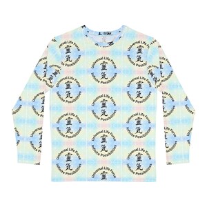 Könnte beinhalten: Ein Langarmshirt mit einem sich wiederholenden Muster aus kreisförmigen Emblemen auf einem hellblauen und weißen Farbverlaufshintergrund. Jedes Emblem enthält das japanische Kanji für Reiki, umgeben vom Text Universal Life Force und Infinite Possibilities.