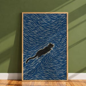 以下が含まれることがあります： 深い青色の背景に黒い猫のシルエットが描かれた長方形のウォールアートプリント。背景全体に複雑な白い渦巻き模様の線が施されており、流れるような動きと質感を表現したデザインとなっています。