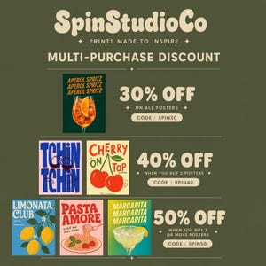 Pu&ograve; includere: Una grafica promozionale per SpinStudioCo con vari design di poster tra cui Aperol Spritz, Tchin Tchin, Cherry on Top, Limonata Club, Pasta Amore e Margarita. Il testo mostra i codici sconto per acquisti multipli SPIN30, SPIN40 e SPIN50.