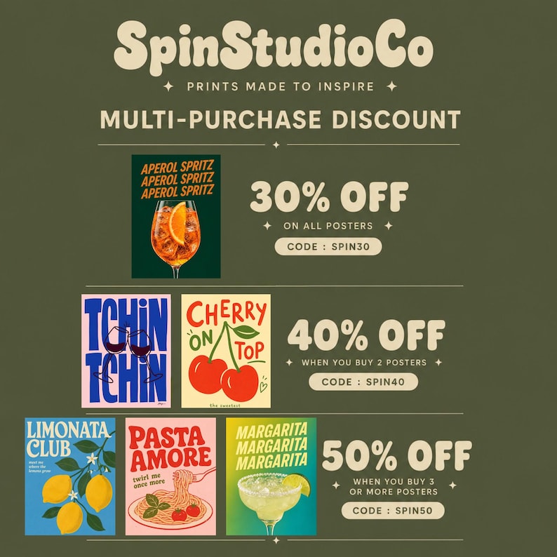 Pu&ograve; includere: Una grafica promozionale per SpinStudioCo con vari design di poster tra cui Aperol Spritz, Tchin Tchin, Cherry on Top, Limonata Club, Pasta Amore e Margarita. Il testo mostra i codici sconto per acquisti multipli SPIN30, SPIN40 e SPIN50.