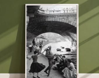 Poster di danza parigina, stampa di fotografia di strada in bianco e nero, stampa vintage di Parigi, arte murale sulla Senna, fotografia artistica del ponte di Parigi degli anni '50