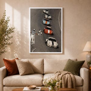 Pu&ograve; includere: Una stampa artistica da parete incorniciata che mostra una vista dall'alto di cinque auto sportive d'epoca su una pista. Un ufficiale di gara in camicia a righe tiene in mano una bandiera a scacchi. Le auto sono bianche, blu e rosse.