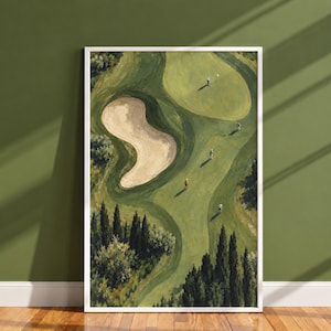 Puede incluir: Una impresión artística vertical enmarcada que muestra una vista aérea de un campo de golf. La pintura presenta calles verdes onduladas, un gran búnker de arena color canela y varias figuras pequeñas de golfistas rodeadas de árboles de color verde oscuro.