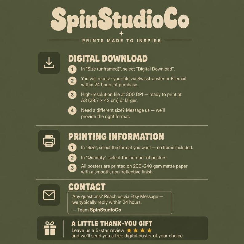 Pu&ograve; includere: Un grafico informativo verde oliva per SpinStudioCo con testo bianco. Descrive i passaggi per il download digitale, informazioni di stampa su carta opaca da 200-240 g/m&sup2;, contatti via Etsy e un omaggio per recensioni a 5 stelle.