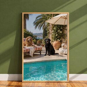 Può includere: Una stampa artistica incorniciata che raffigura una soleggiata scena all'aperto con un golden retriever sdraiato su una sedia a sdraio a righe, un labrador nero seduto su un patio in pietra e un piccolo cane bianco su un cuscino vicino a una piscina.
