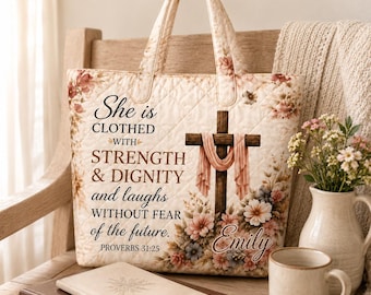 Może przedstawiać: Pikowana torba z motywem kwiatowym, drewnianym krzyżem z udrapowanym materiałem oraz tekstem She is CLOTHED WITH STRENGTH & DIGNITY and laughs WITHOUT FEAR of the future. PROVERBS 31:25 i imieniem Emily nadrukowanymi na przedniej stronie.