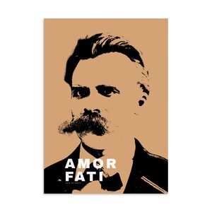 Peut inclure: Une affiche rectangulaire présentant un portrait graphique contrasté en noir et beige d'un homme avec une moustache proéminente. Le texte AMOR FATI est imprimé en lettres capitales blanches dans le coin inférieur gauche, avec ZOO DE ROSE en dessous.