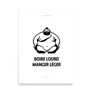 Peut inclure: Une affiche rectangulaire blanche présentant une illustration graphique noire d'un lutteur de sumo au centre. Sous la figure, le texte indique BOIRE LOURD MANGER LÉGER en lettres capitales noires grasses. Du petit texte figure en haut et en bas.