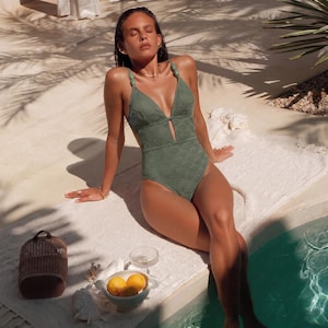 Strukturierter Badeanzug mit V-Ausschnitt, Monokini mit Perlenbesatz an den Trägern, Strandmode für Resorts
