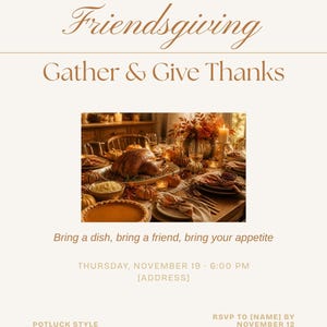 Op de afbeelding: Een Friendsgiving-uitnodigingskaart met een centrale foto van een Thanksgiving-diner met een gebraden kalkoen, pompoenen en kaarsen. De tekst bevat: You're invited to Friendsgiving, Gather & Give Thanks, Bring a dish, bring a friend, bring your appetite, Thursday, November 19, 6:00 PM, [Address], Potluck style en RSVP to [Name] by November 12.