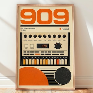 Puede incluir: Un póster enmarcado que presenta una ilustración gráfica del compositor de ritmos Roland TR-909. El diseño incluye el texto grande en naranja 909, el logotipo de Roland y una representación detallada de la interfaz de la caja de ritmos con perillas, botones y una pantalla digital que muestra 120.