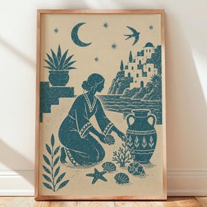 Puede incluir: Una lámina de arte enmarcada con una ilustración azul oscuro sobre fondo beige. La escena muestra a una persona arrodillada en una playa, recogiendo conchas cerca de un ánfora grande, con un pueblo costero, una luna creciente y estrellas.