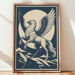 Può includere: Una stampa artistica incorniciata con un'illustrazione blu scuro e crema di un grifone in piedi su una cima di montagna. La creatura mitica ha grandi ali spiegate contro una grande luna circolare, con sagome di montagne frastagliate sotto.