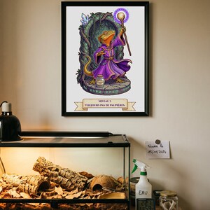 May include: A framed art print featuring a yellow gecko wizard wearing a purple robe, holding a staff with a glowing orb, standing before a stone archway. Below the illustration, a banner displays the text: NIVEAU 7. TOUJOURS PAS DE PAUPIÈRES.