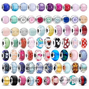 Può includere: Una collezione di settantadue perline sferiche per gioielli disposte in una griglia otto per nove. Le perline presentano finiture diverse tra cui vetro sfaccettato, colori solidi, glitter, motivi floreali, pois e nuclei metallici con marchio Pandora.