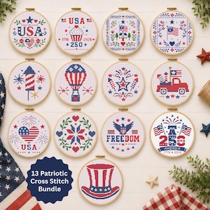 Op de afbeelding: Een verzameling van dertien ronde houten borduurringen met patriottische kruissteekpatronen in rood, wit en blauw. De ontwerpen bevatten Amerikaanse vlaggen, een heteluchtballon, een vrachtwagen, vuurwerk, een adelaar en een hoge hoed met de tekst 13 Patriotic Cross Stitch Bundle.