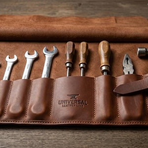 Verktygsrulle i fullnarvat läder, mekanisk organizer, specialgravyr (50 x 30 cm)