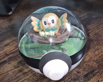 Terrario personalizzato a forma di Poké Ball Rowlet per Pokémon.