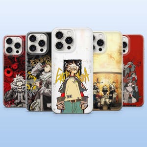 Puede incluir: Cinco fundas para smartphone con ilustraciones de personajes estilo anime. Los diseños incluyen una funda roja, una negra con un personaje, una blanca con texto amarillo, una amarilla con un grupo y una roja con varias figuras.