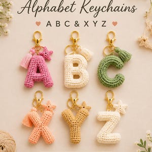Könnte beinhalten: Sechs gehäkelte Alphabet-Schlüsselanhänger mit den Buchstaben A, B, C, X, Y und Z in Rosa, Creme, Grün, Pfirsich, Hellbraun und Weiß. Jeder Anhänger hat einen goldenen Karabinerverschluss, eine kleine Quaste und einen Stern. Text: CROCHET Alphabet Keychains A B C & X Y Z DIGITAL DOWNLOAD PDF Step-by-Step Instructions Beginner Friendly.