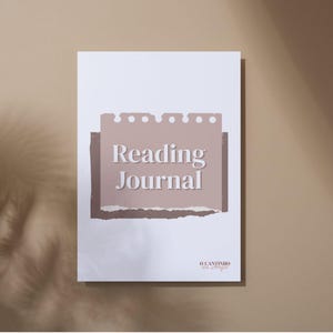 Pode incluir: Uma capa de diário de leitura branca com um gráfico retangular malva central apresentando um efeito de papel rasgado na borda superior. O texto Reading Journal está impresso em fonte serifada branca. Abaixo aparece O CANTINHO DA ANJU.