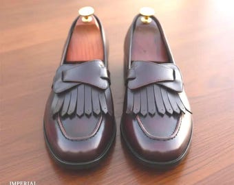 Handgemaakte bordeauxrode leren loafers met kwastjes voor heren | Klassieke geklede schoenen van Kiltie-fringe