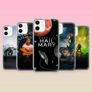以下が含まれることがあります： 宇宙をテーマにしたデザインの透明なスマートフォンケース5点。中央のケースには赤い惑星、浮かぶ宇宙飛行士、PROJECT HAIL MARYの文字が描かれています。他のケースには宇宙空間にいる人物や幾何学的な構造が描かれています。