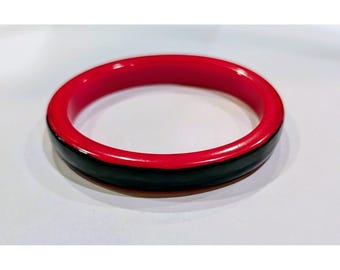 Vintage bakelieten armband rood zwart gelamineerd art deco dik getest