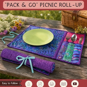 Peut inclure: Un patron de couture PDF pour un "PACK & GO" PICNIC ROLL-UP de Sami Dolls. L'image montre un set de table en tissu matelassé à motif floral violet, une assiette vert lime et une pochette à couverts contenant une fourchette, une cuillère et un couteau.