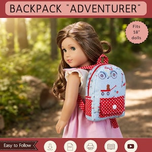 Może przedstawiać: Wzór krawiecki w formacie PDF na plecak dla lalek o nazwie BACKPACK ADVENTURER. Jasnoniebieski plecak posiada przednią kieszeń w czerwono-białe kropki oraz wzór z rowerami i wózkami. Jest przeznaczony dla lalek o wysokości 46 cm i zawiera instrukcje pobierania, drukowania oraz samouczki wideo.